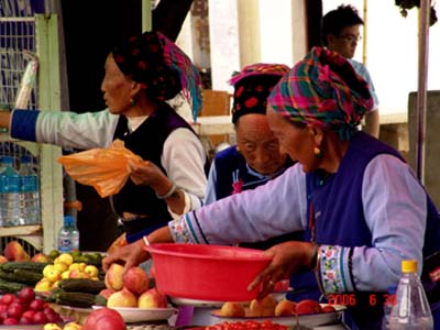 Old Bai women selling fruit